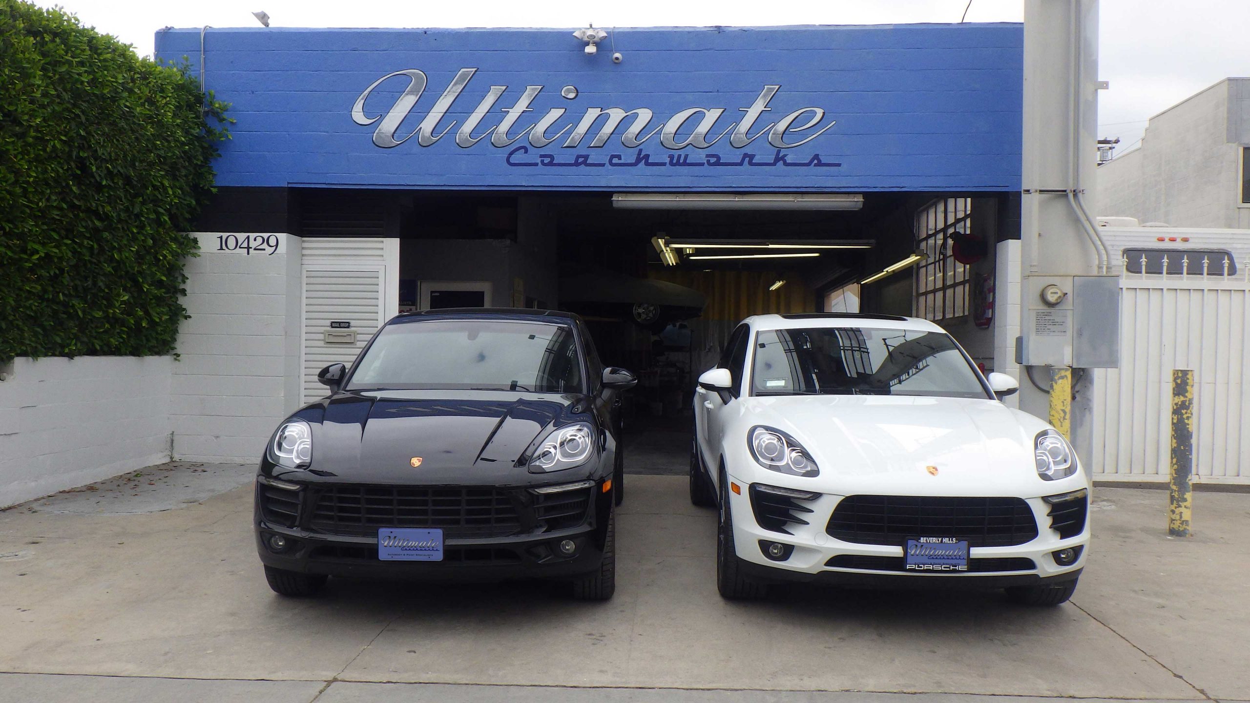 031_Gallery_two_cars_004